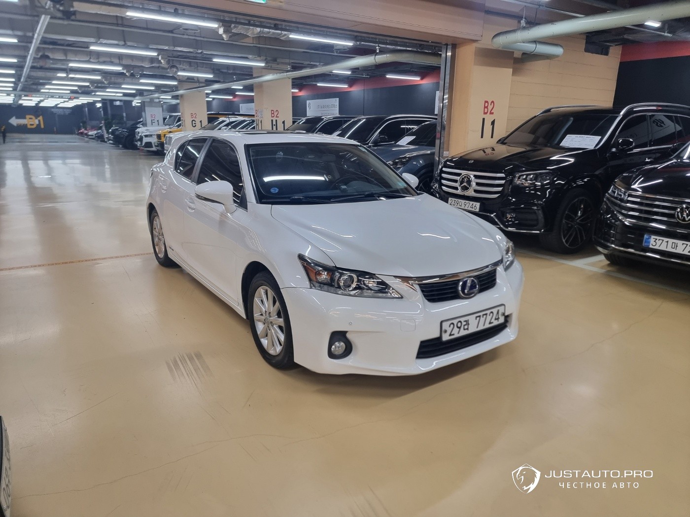 Автомобиль Lexus CT200h